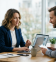 blogpilot-1780359882440-c064770b-e16a-410b-8658-a84478a0b080 Een conceptuele afbeelding van een robotarm die een tandwiel plaatst in een complexe marketingmachine, wat de implementatie van AI agents symboliseert.